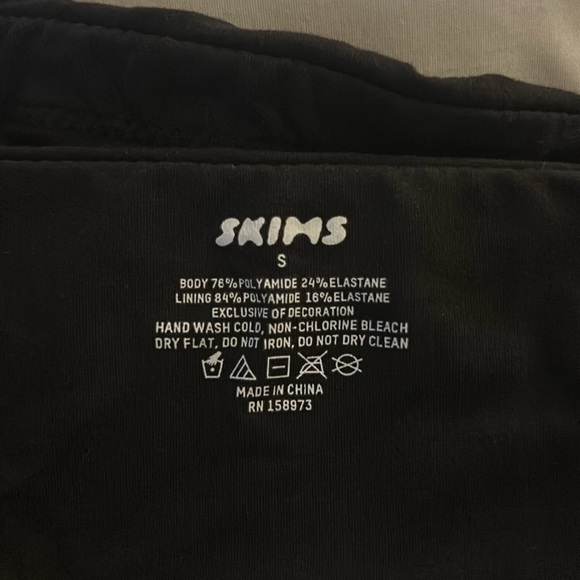 Skims Fits Everybody Bandeau in onyx size small (34A, 34B, 34C) - Picture 5 of 5